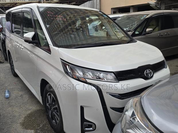 Toyota Noah 2022 White