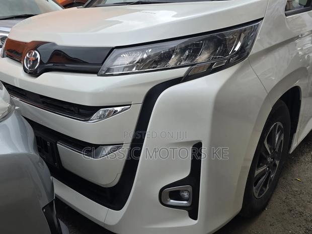 Toyota Noah 2022 White