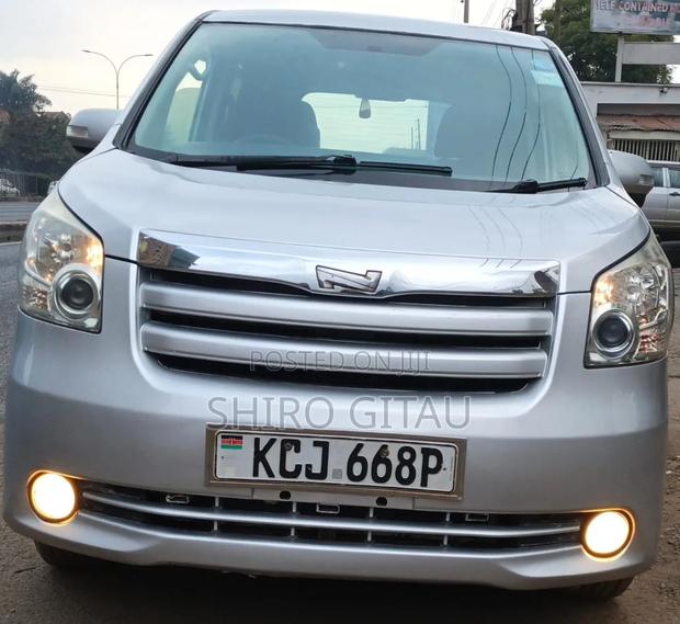 Toyota Noah 2009 Silver