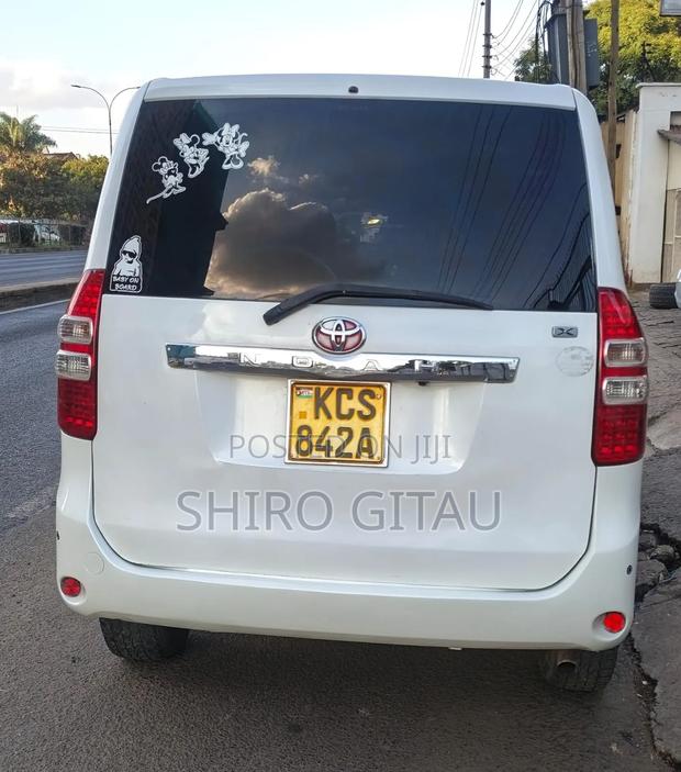 Toyota Noah 2011 White