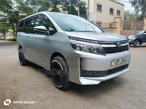 Toyota Voxy 2016 Silver