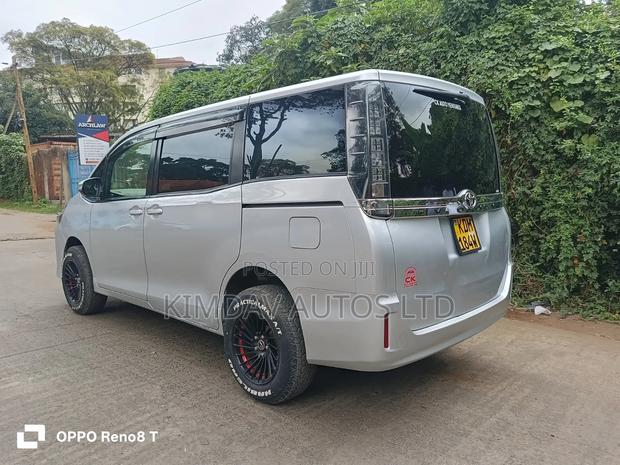 Toyota Voxy 2016 Silver