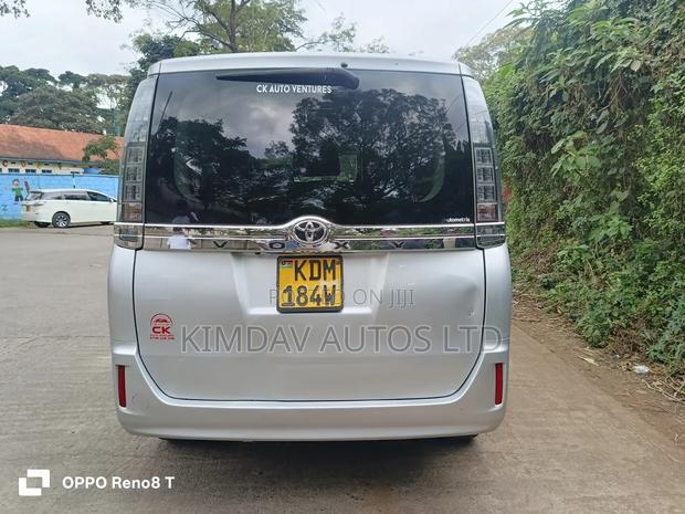 Toyota Voxy 2016 Silver