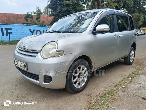 Toyota Sienta 2010 Silver