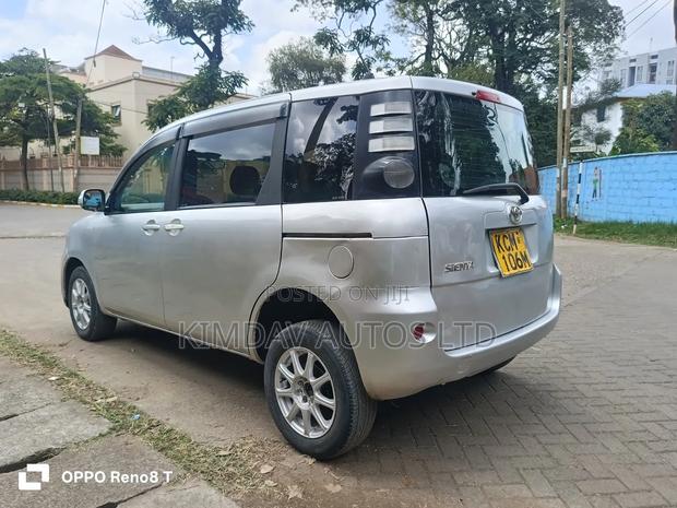 Toyota Sienta 2010 Silver