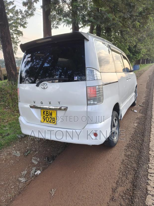 Toyota Voxy 2007 Pearl