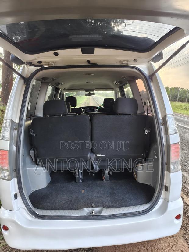 Toyota Voxy 2007 Pearl