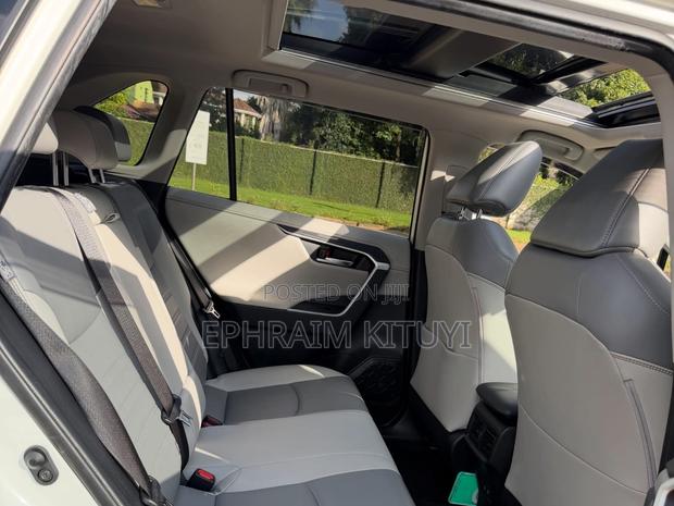 Toyota RAV4 2021 White