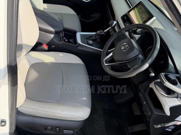 Toyota RAV4 2021 White