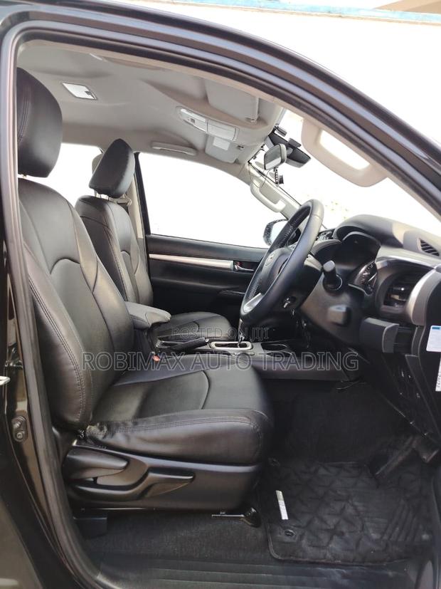 Toyota Hilux 2022 Black