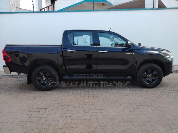 Toyota Hilux 2022 Black