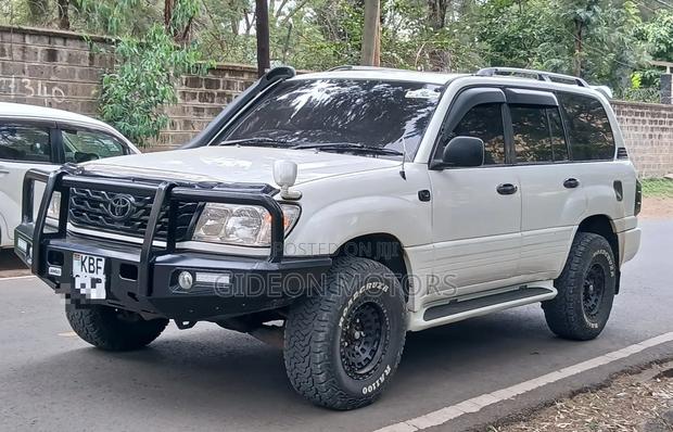 Toyota Land Cruiser 2001 White