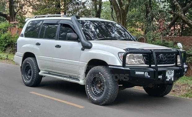 Toyota Land Cruiser 2001 White