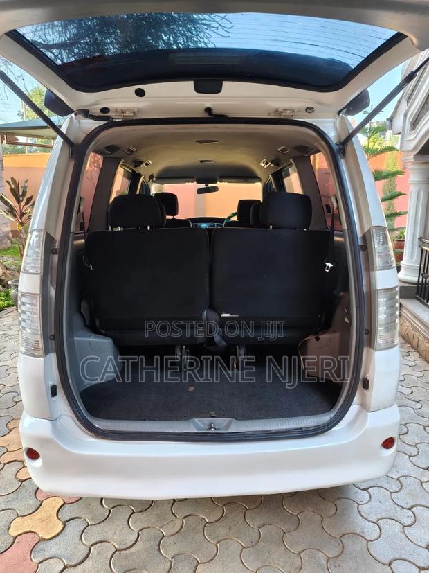 Toyota Voxy 2009 White