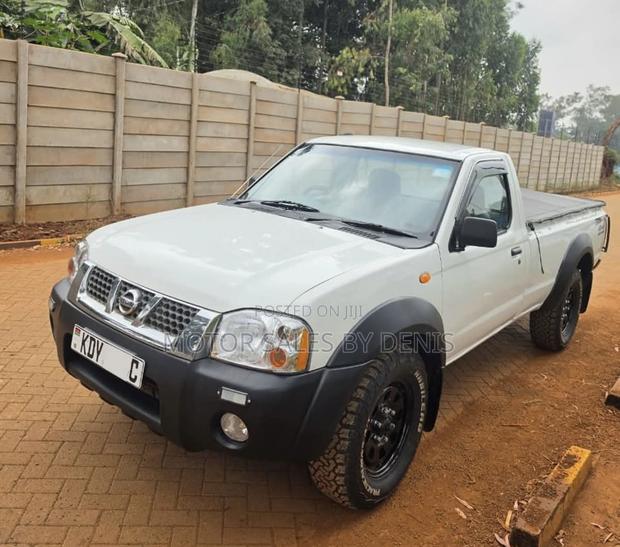 Nissan Hardbody 2009 White