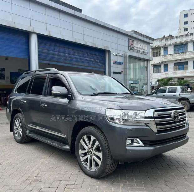 Toyota Land Cruiser 4.6 V8 ZX 2019 Gray