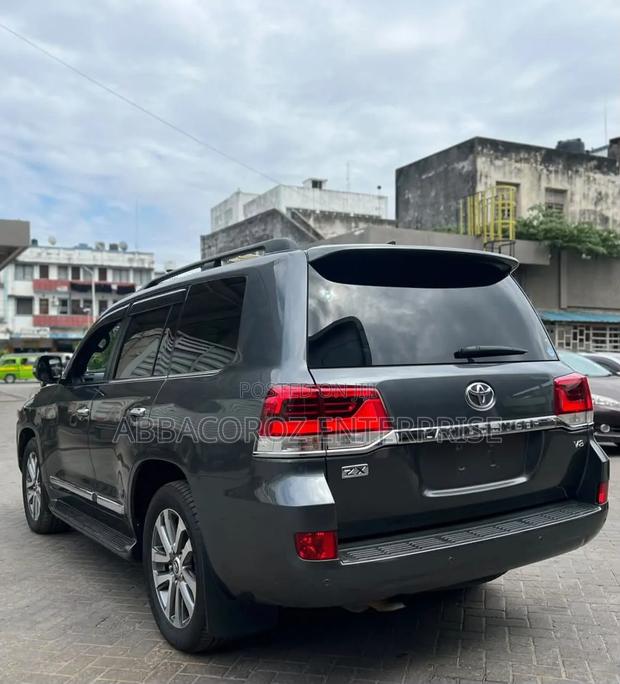 Toyota Land Cruiser 4.6 V8 ZX 2019 Gray