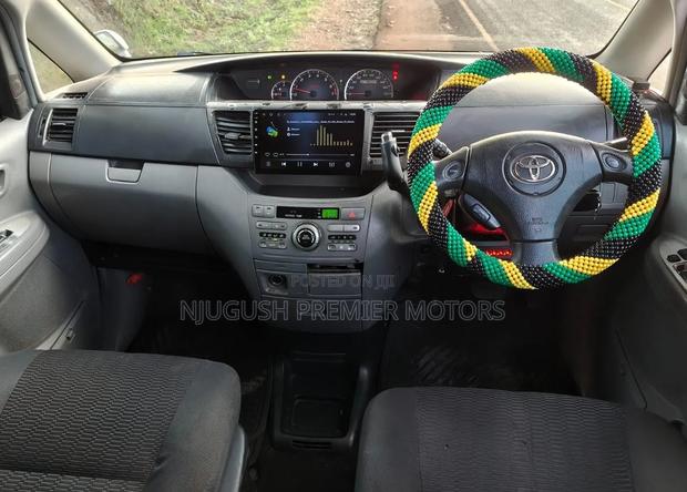 Toyota Voxy 2006 White