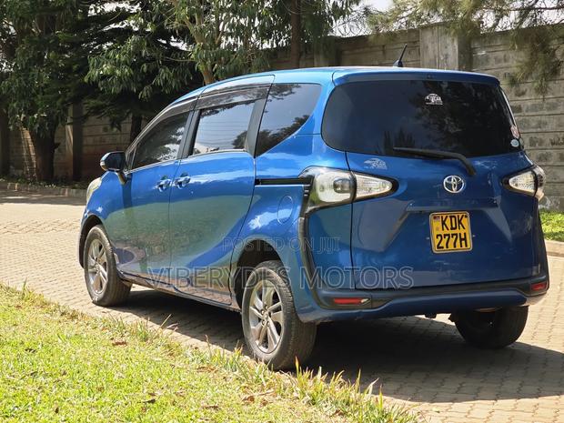 Toyota Sienta 2015