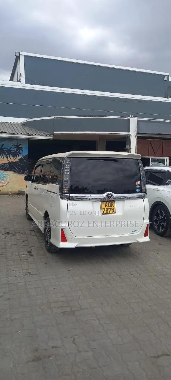 Toyota Voxy 2017 White