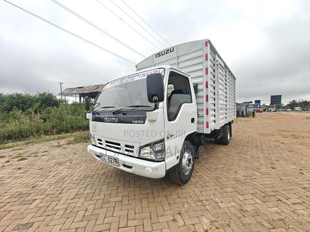 Isuzu ELF Truck 2017 White