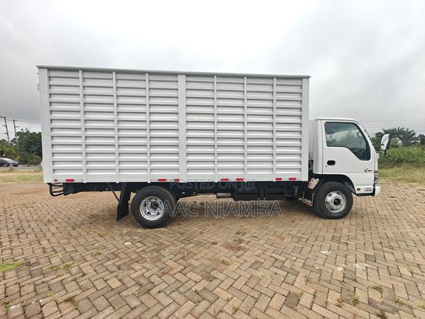 Isuzu ELF Truck 2017 White