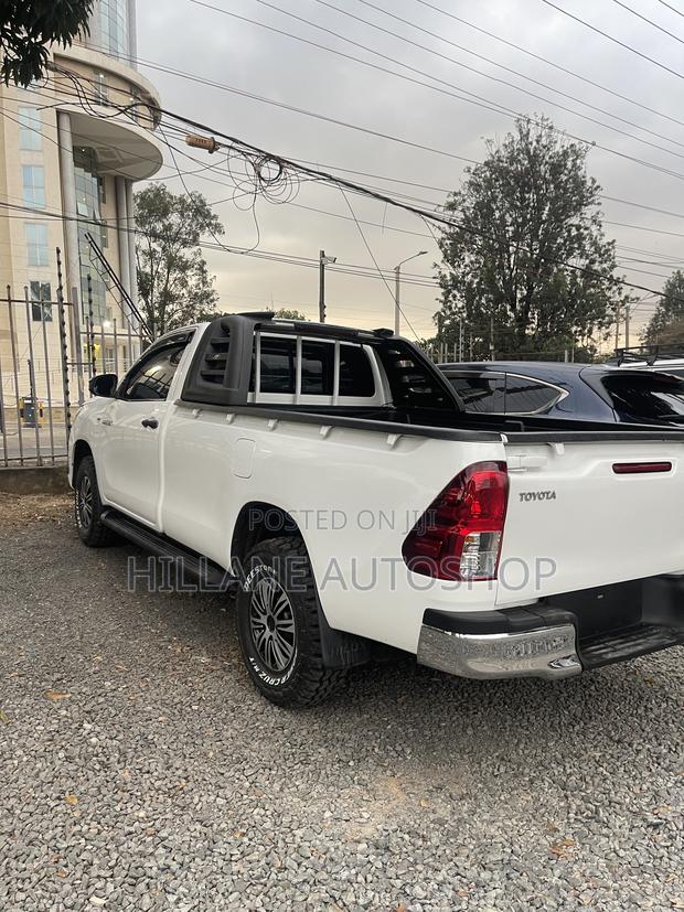 Toyota Hilux 2019 White