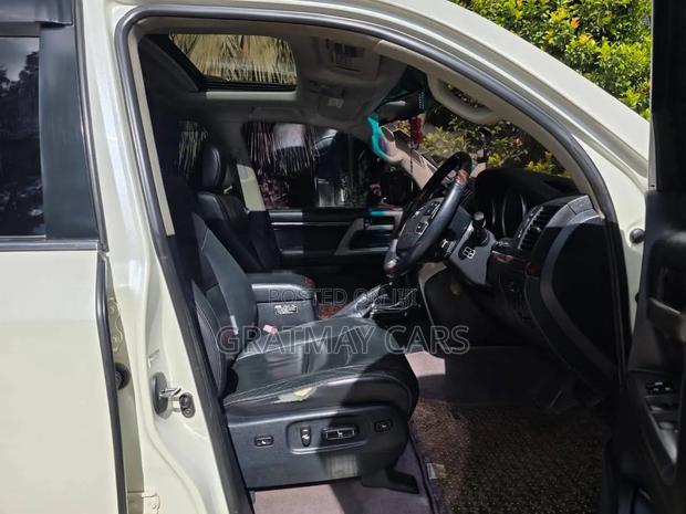Toyota Land Cruiser 2010 White