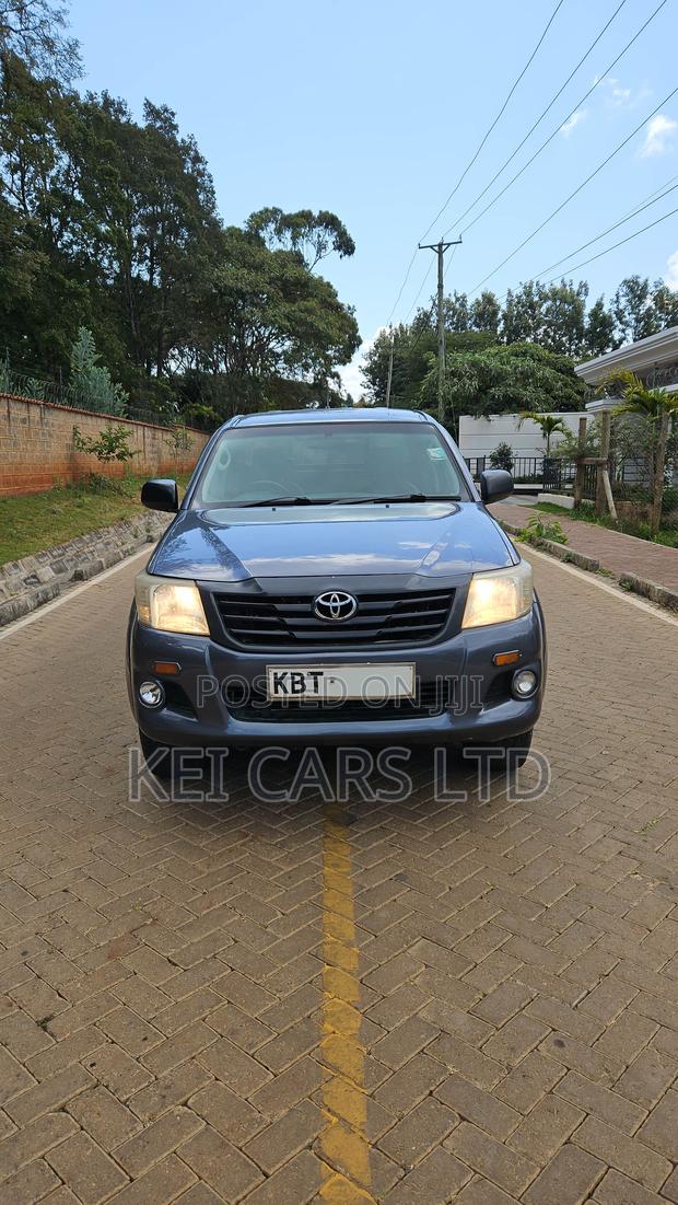 Toyota Hilux 2012 Gray