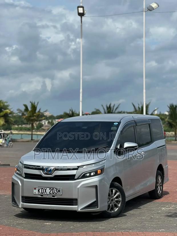 Toyota Voxy 2018 Silver