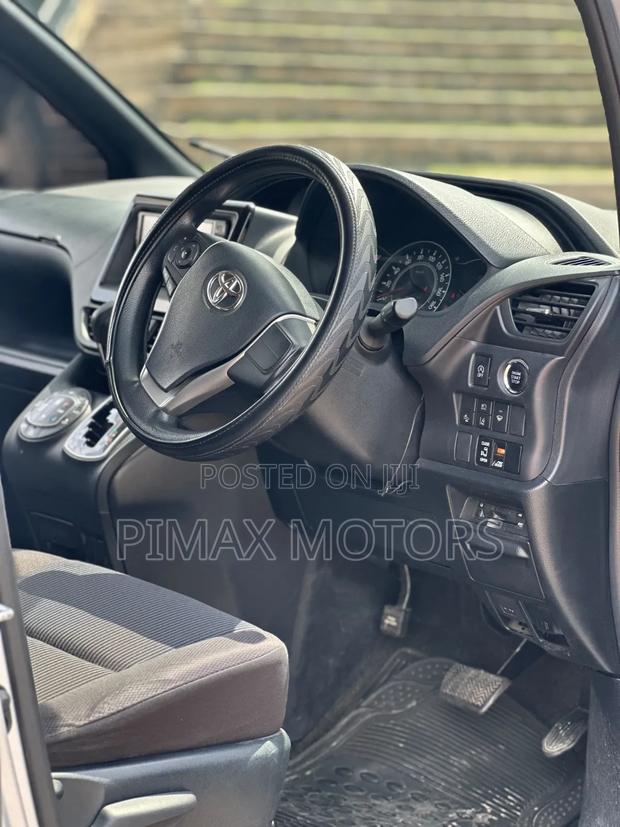 Toyota Voxy 2018 Silver