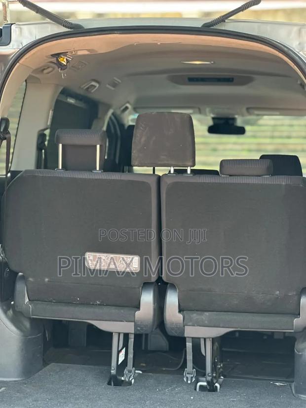 Toyota Voxy 2018 Silver
