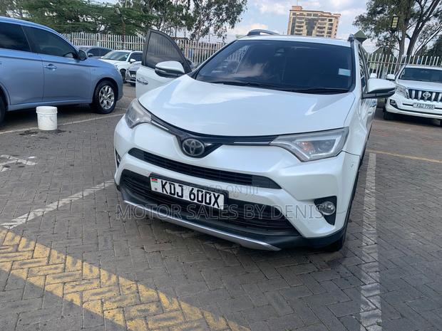 Toyota RAV4 XLE 4dr SUV AWD (2.5L 4cyl 6A) 2015 White