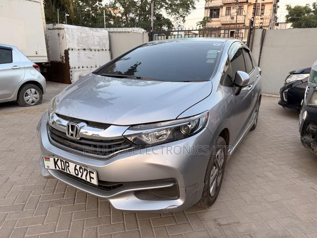 Honda Fit Shuttle 2017 Silver