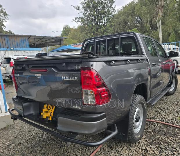 Toyota Hilux 2021 Gray