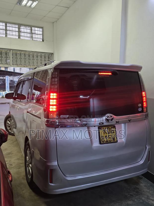 Toyota Voxy 2016 Silver