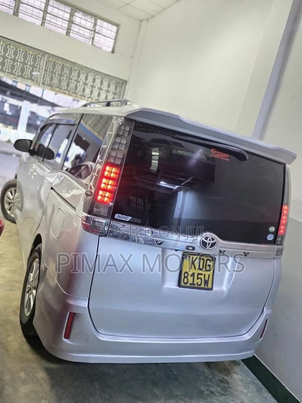Toyota Voxy 2016 Silver