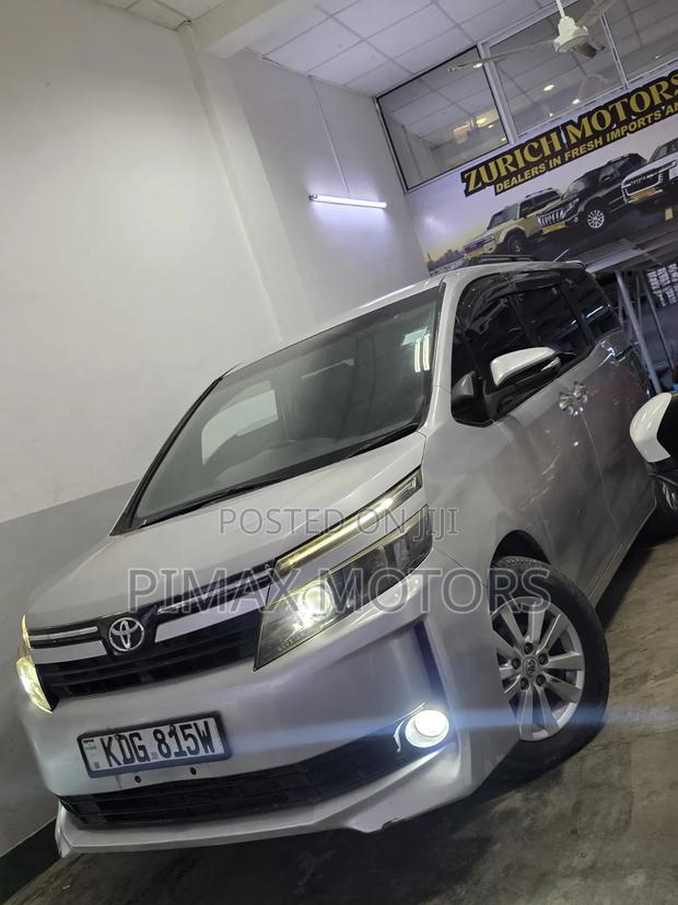 Toyota Voxy 2016 Silver