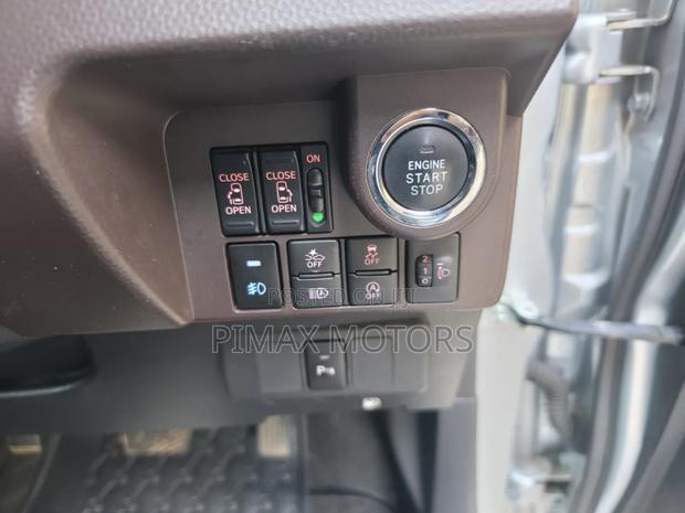 Toyota Voxy 2016 Silver