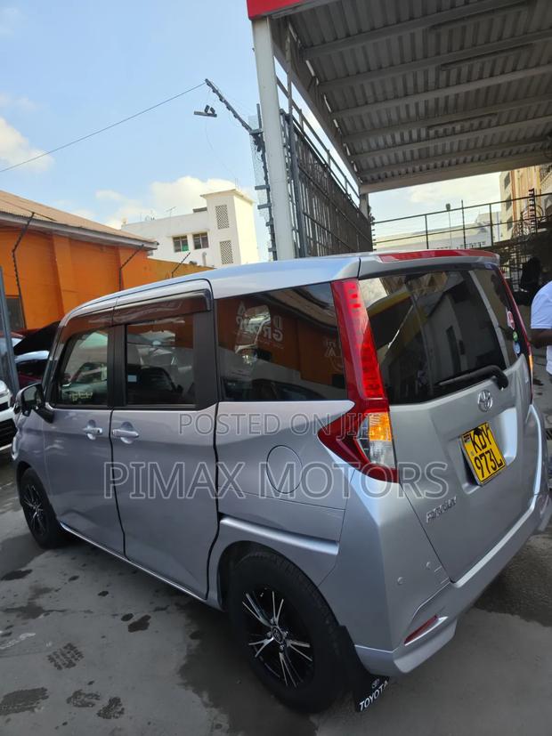 Toyota Roomy 2019 Silver