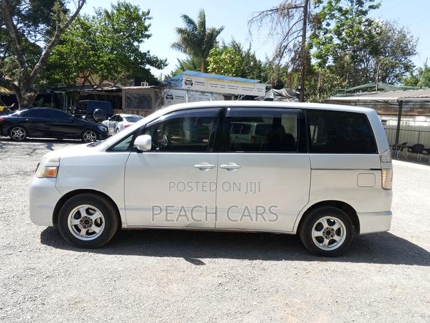 Toyota Voxy 2004 Silver