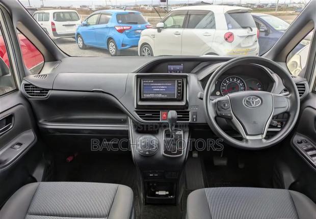 Toyota Voxy 2019 Silver
