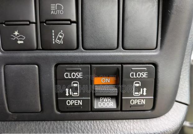 Toyota Voxy 2019 Silver