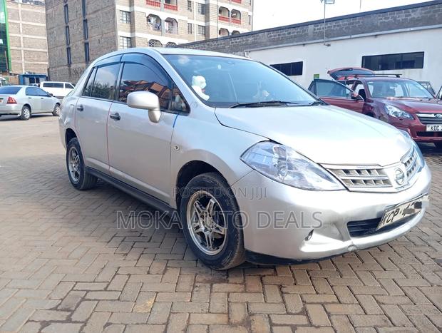 Nissan Tiida 2011 Silver