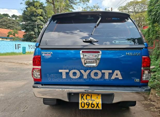 Toyota Hilux 2010 Blue
