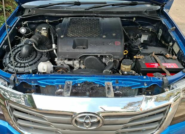 Toyota Hilux 2010 Blue