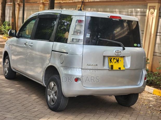 Toyota Sienta 2012 Silver