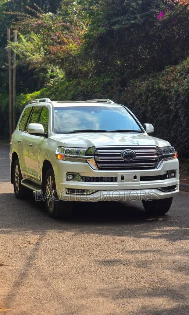 Toyota Land Cruiser 4.6 V8 ZX 2019 White