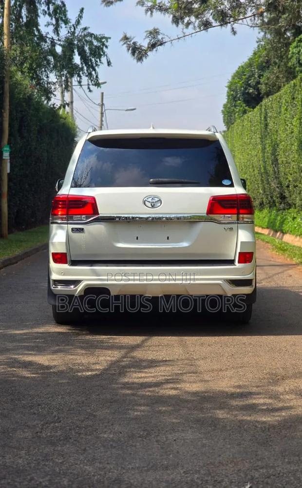 Toyota Land Cruiser 4.6 V8 ZX 2019 White