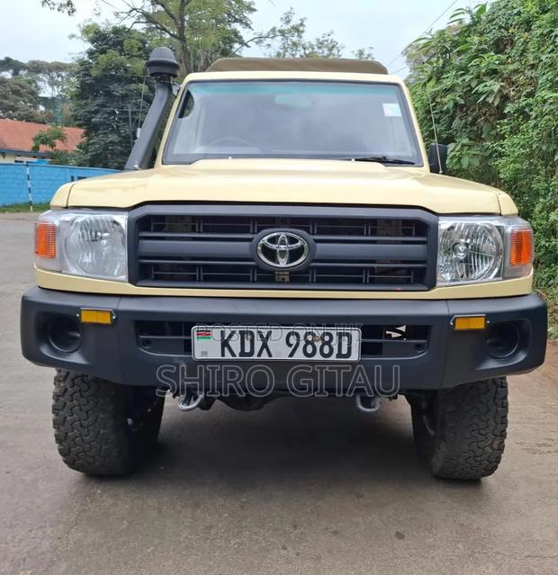 Toyota Land Cruiser 2005 Yellow